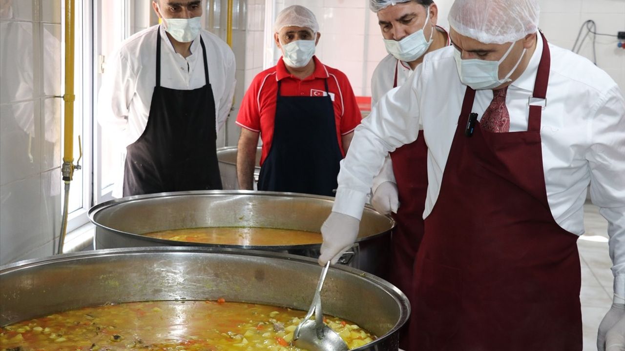 Ağrı'da İhtiyaç Sahibi Ailelere Sıcak Yemek Desteği
