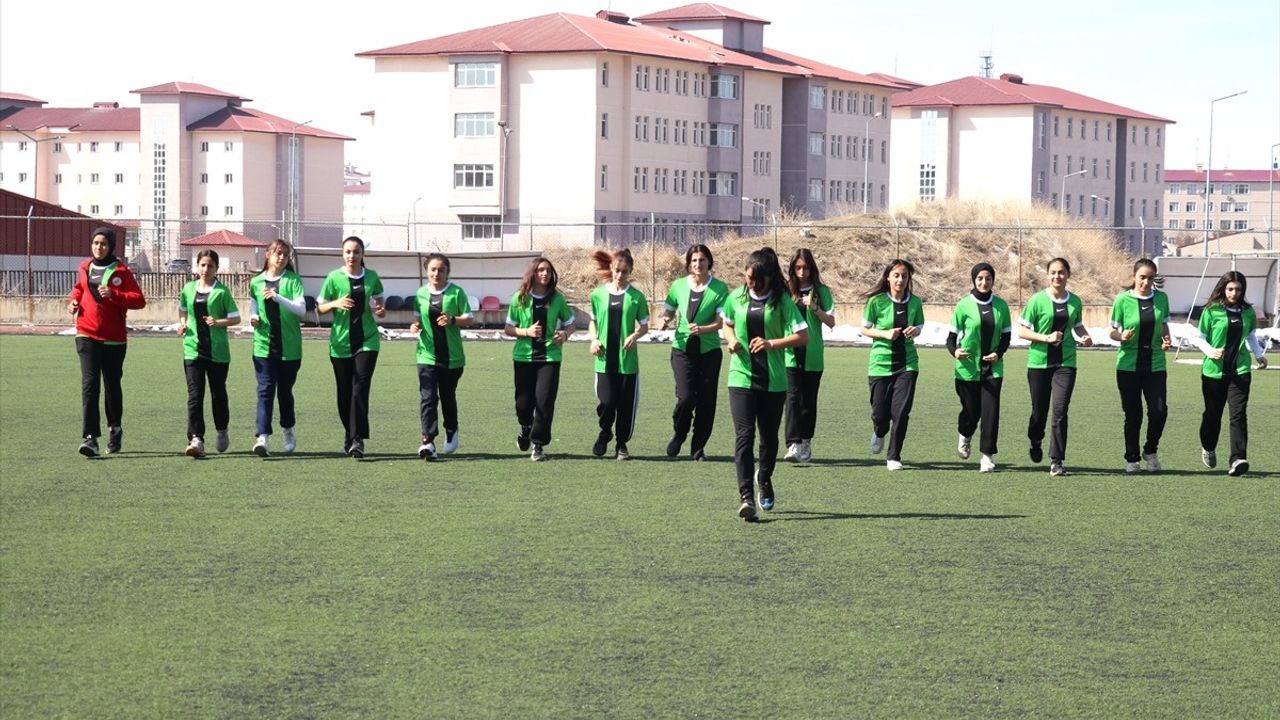 Ağrı Spor Lisesi Kız Futbol Takımı Zirveye Yükseliyor