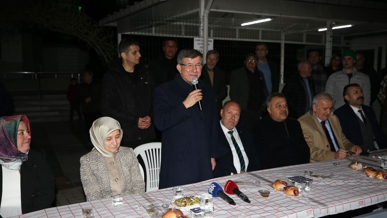 Ahmet Davutoğlu Çanakkale'de İftar Programına Katıldı