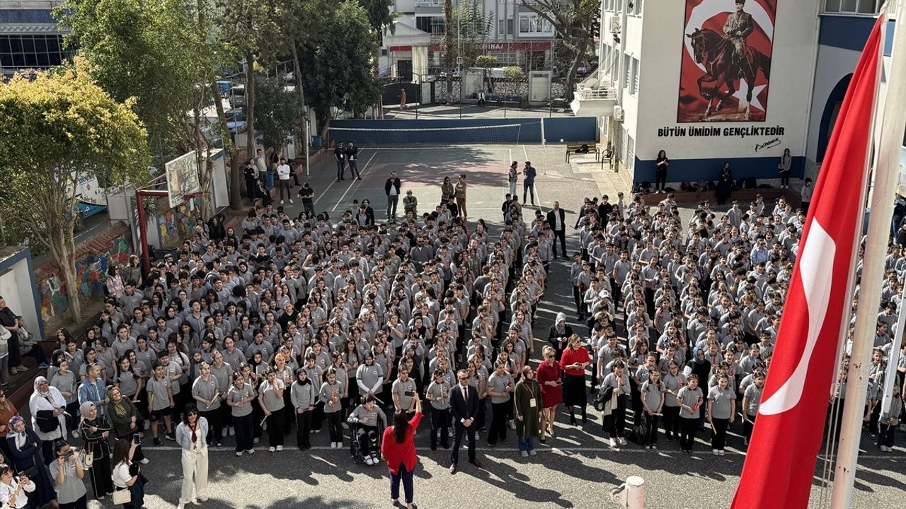 Alanya'da 850 Öğrenci Flütle Çanakkale Türküsü Seslendirdi