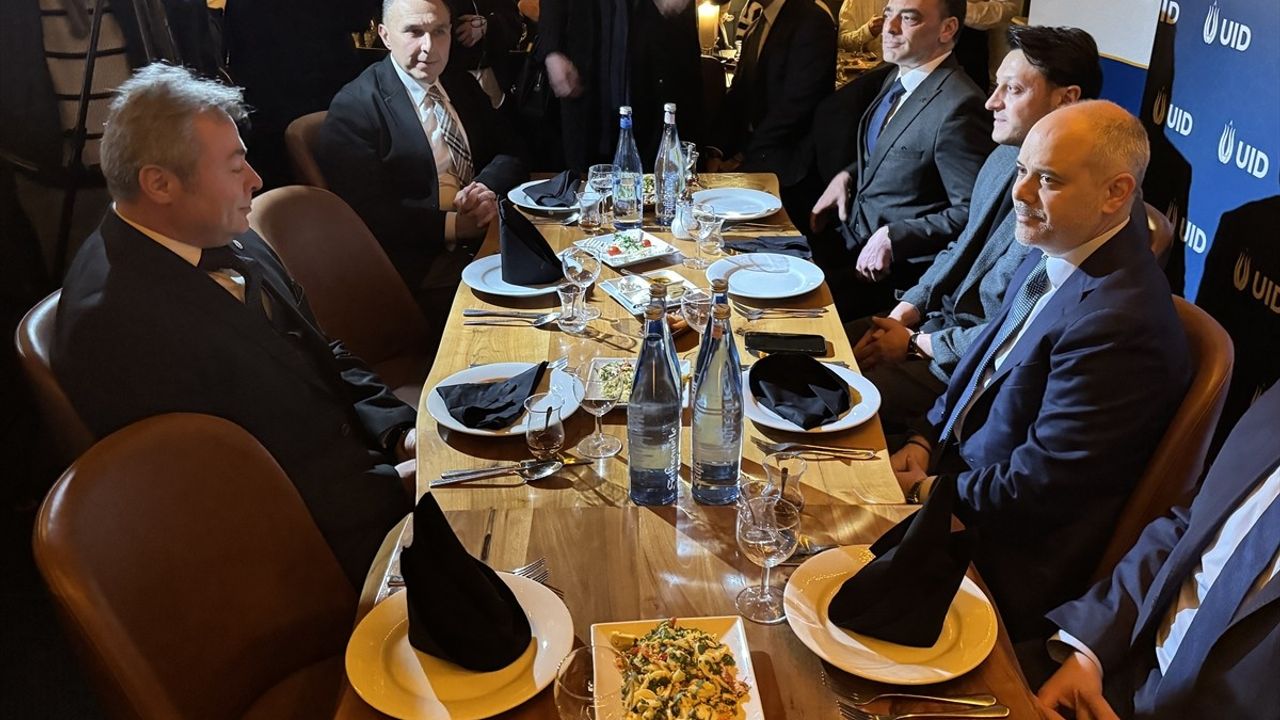 Almanya'da İftar Programı: Kılıç ve Özil Türk Diasporası ile Buluştu