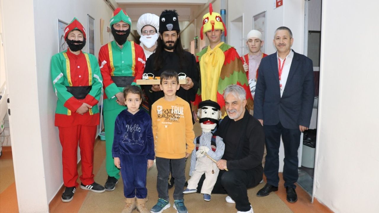 Amasya'da Bayram Heyecanı: Hastanede Tedavi Gören Çocuklara Sürpriz Ziyaret