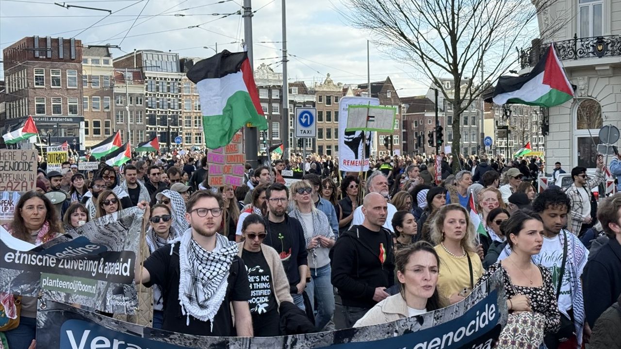 Amsterdam'da Gazze'ye Yönelik Saldırılara Karşı Büyük Protesto