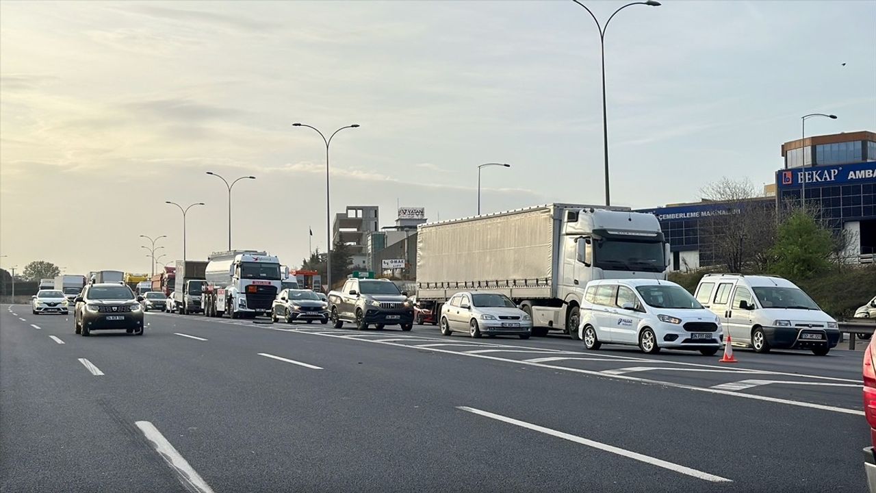 Anadolu Otoyolu'nda Çarpışma: 1 Çocuk Yaralı