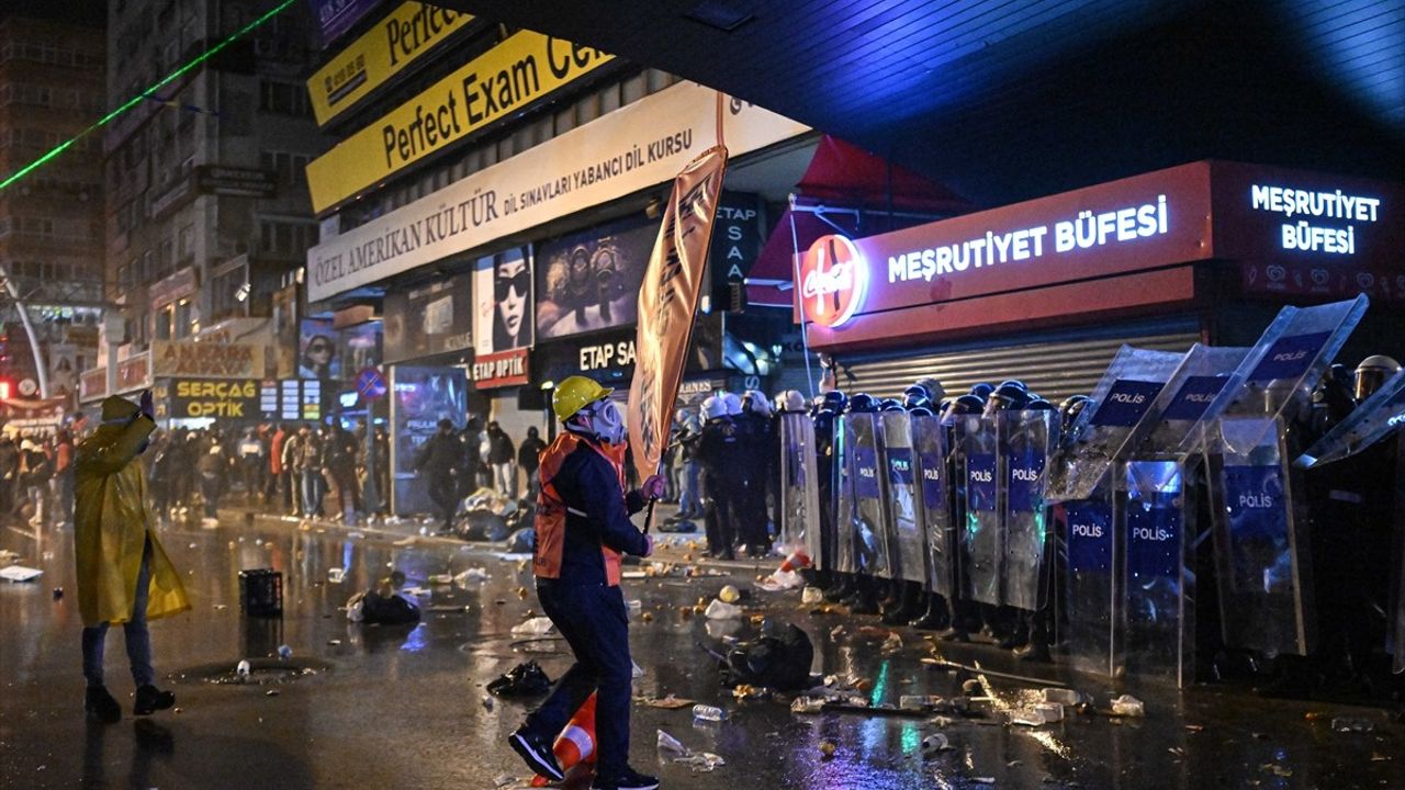 Ankara'da İzinsiz Gösteri: 1 Polis Yaralandı