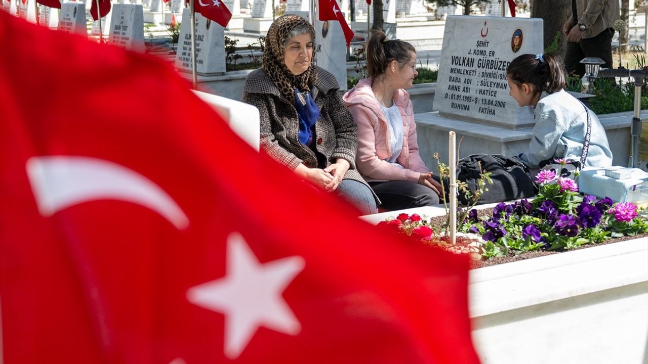 Ankara'da Şehitliklere Ziyaretçi Akını