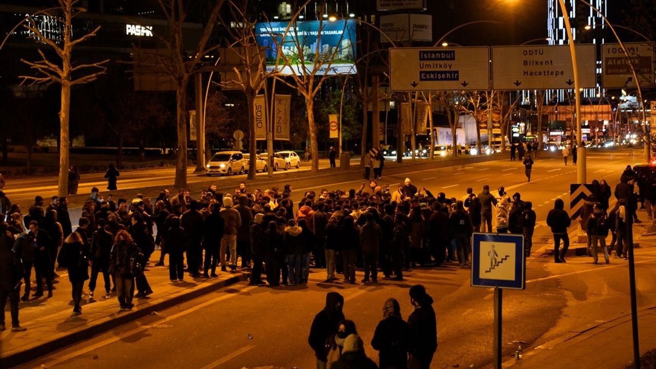 Ankara'da Yolsuzluk Protestosuna Polis Müdahalesi