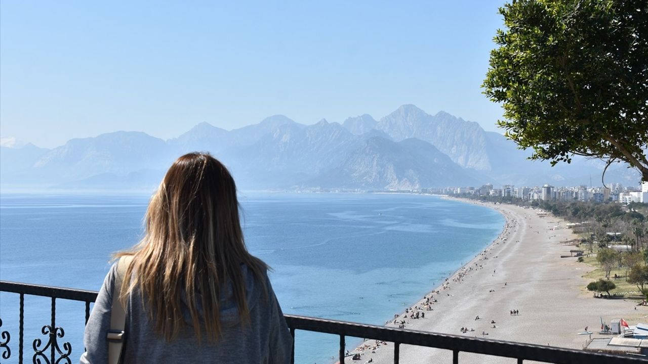 Antalya'da Güneşli Hava ile Sahil Keyfi