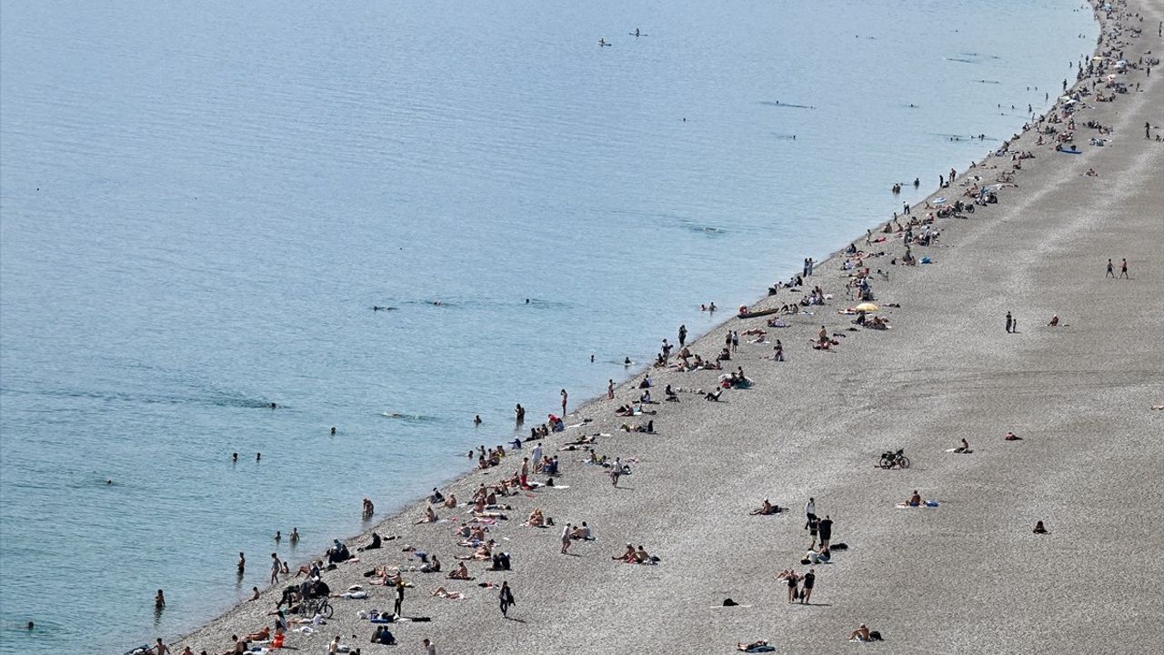 Antalya'da Güneşli Havada Sahil Keyfi