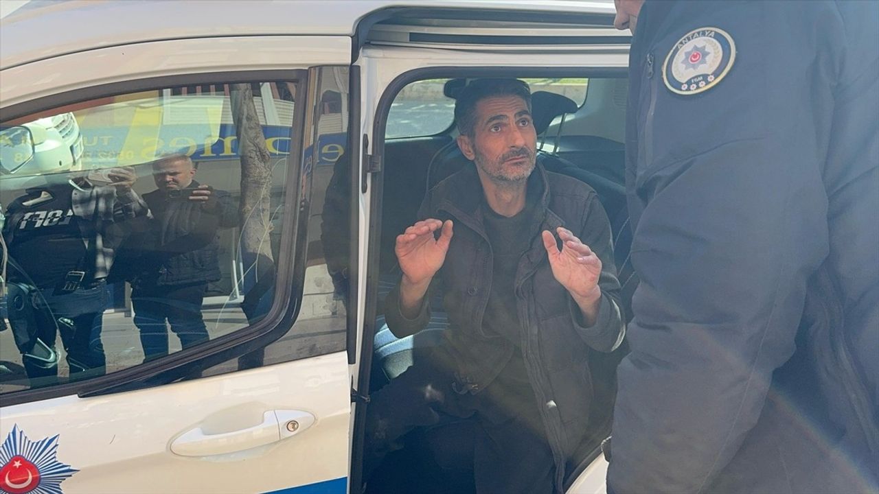 Antalya'da Hafif Ticari Araç Kazası: 2 Yaralı
