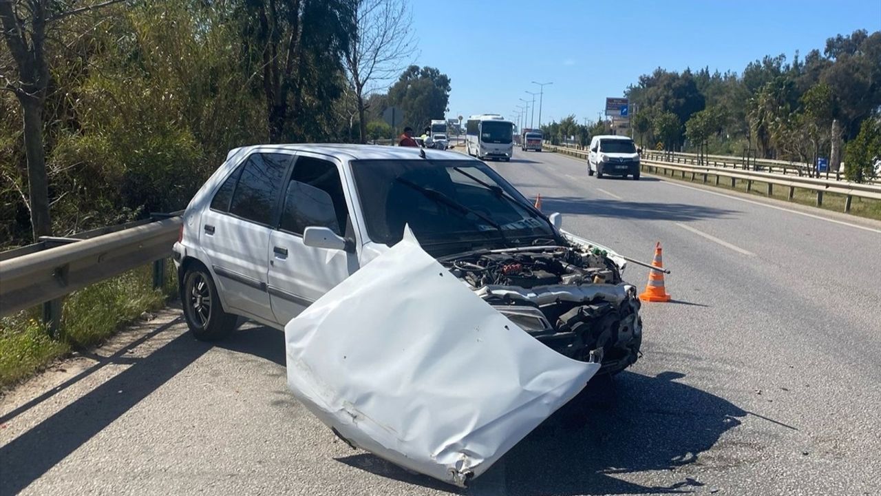 Antalya'da Kontrolden Çıkan Araç Bariyerlere Çarptı