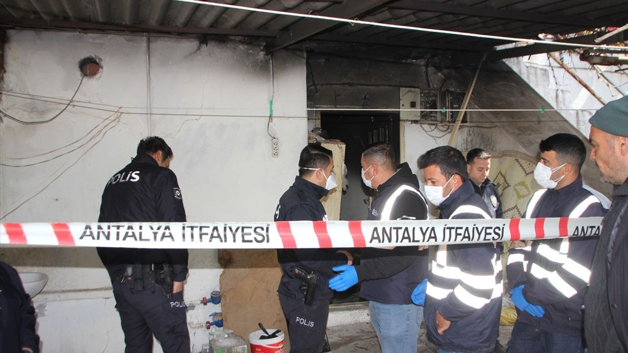 Antalya'da Yangın Felaketi: 73 Yaşındaki Kadın Hayatını Kaybetti