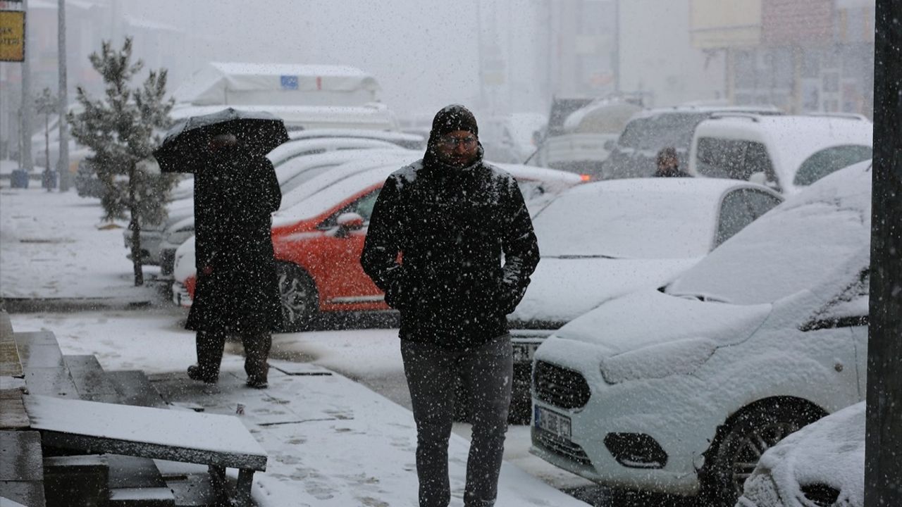 Ardahan'da Kar Yağışı Şehri Beyaza Bürüdü