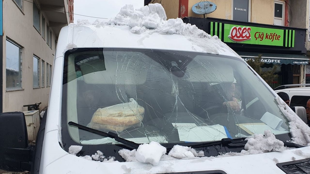 Ardahan'da Minibüse Düşen Kar ve Buz Kütlesi Hasara Neden Oldu