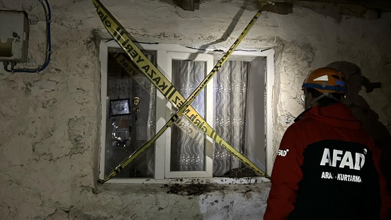 Ardahan'da Tek Katlı Ev Çöktü: 1 Yaralı