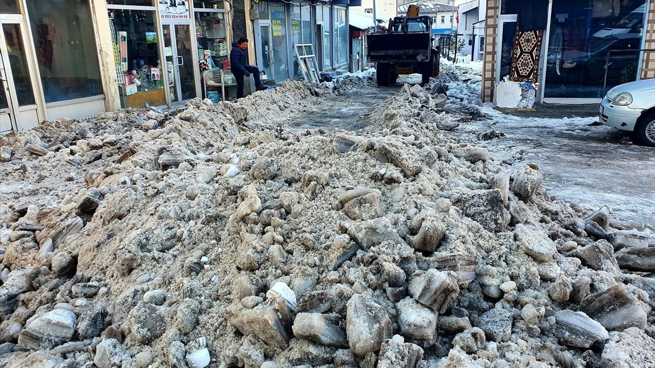 Ardahan Göle'de Kar ve Buz Temizliği Devam Ediyor