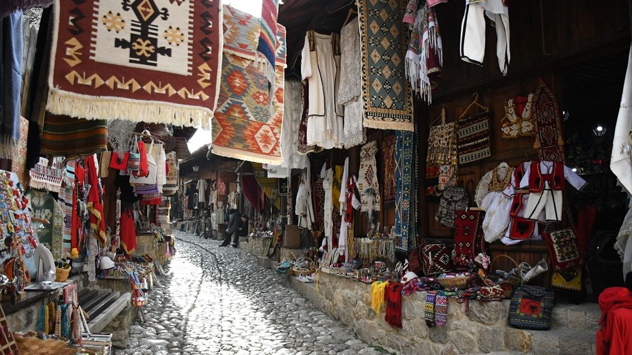 Arnavutluk'taki Tarihi Akçahisar Çarşısı ve Gelenekler