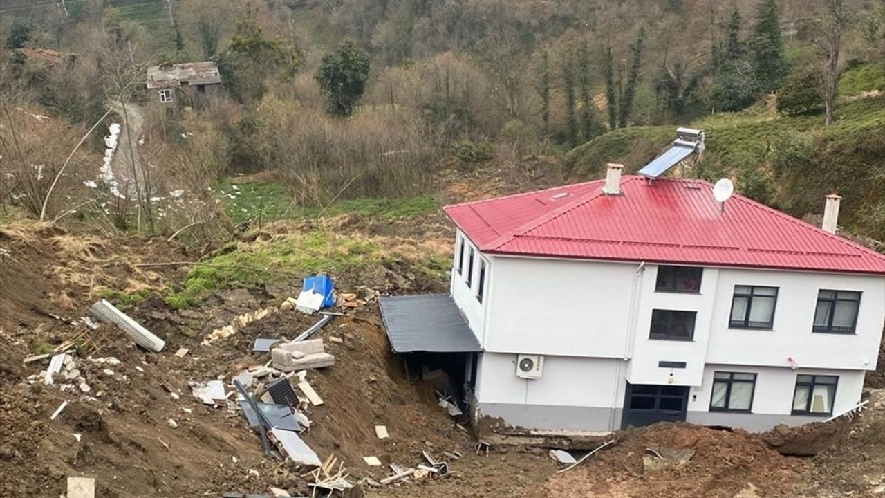 Artvin'deki Heyelan Sonrası Ev Sürüklendi