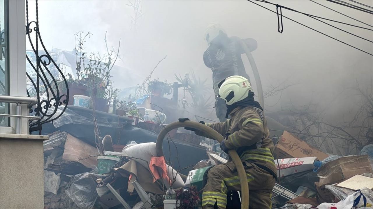 Ataşehir'de Tek Katlı Binada Yangın Çıktı