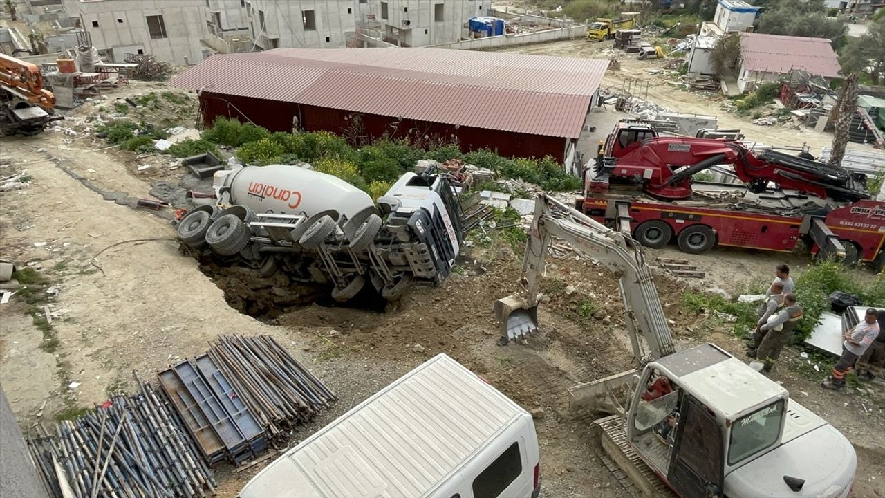 Aydın'da Stabilize Yol Çöktü, Beton Mikseri Yan Yattı