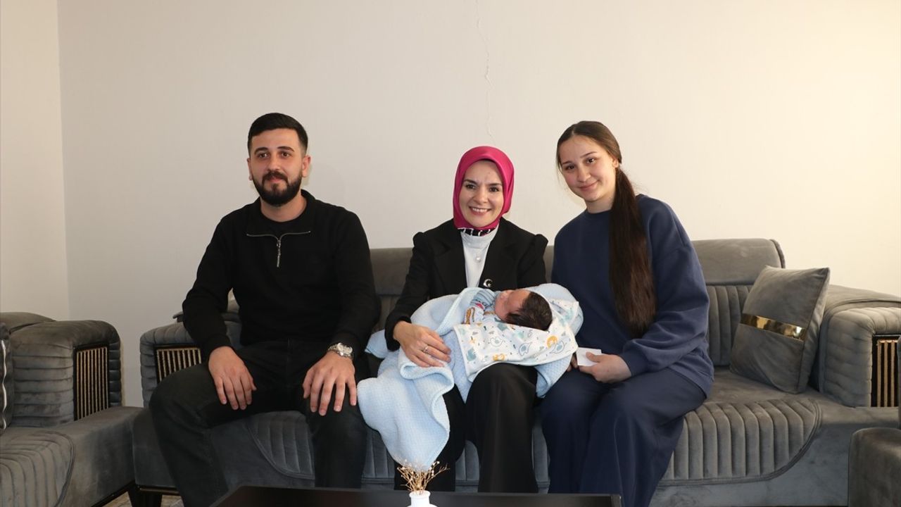 Bakan Göktaş, Aile ve Gençlik Fonu Yararlanan Çifti Ziyaret Etti