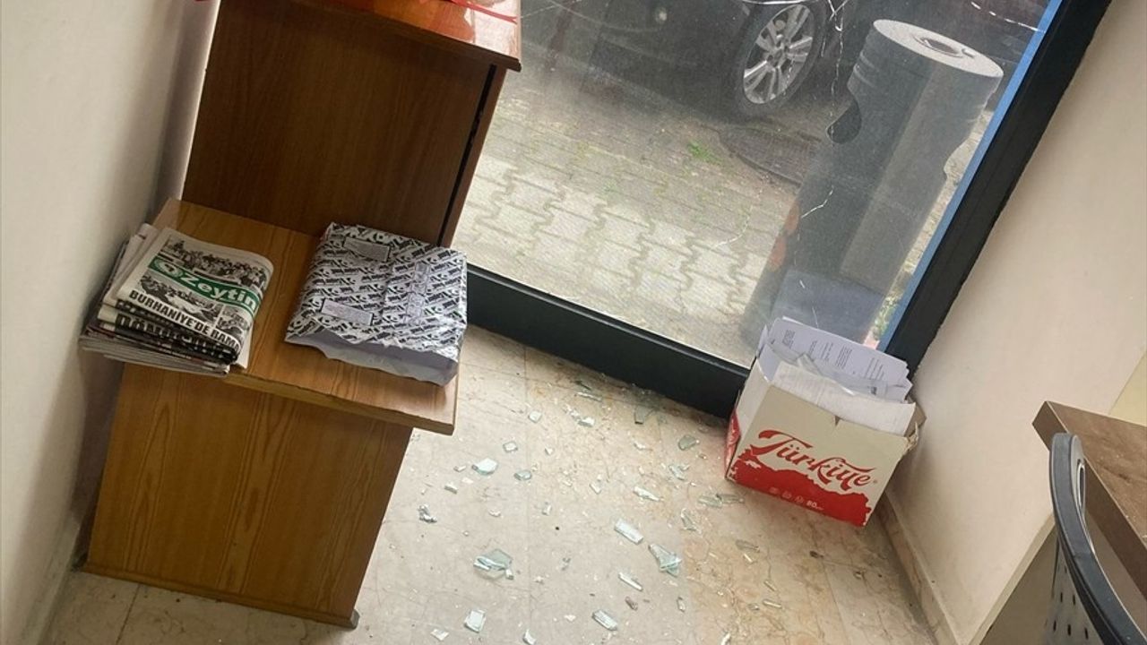 Balıkesir'de AK Parti Binasına Taşlı Saldırı