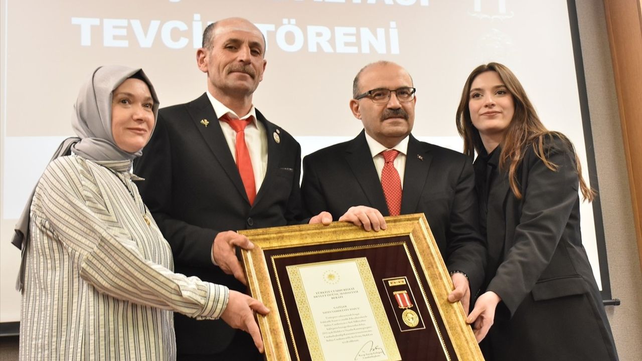 Balıkesir'de Şehit Aileleri ve Gazilere Devlet Övünç Madalyası Verildi