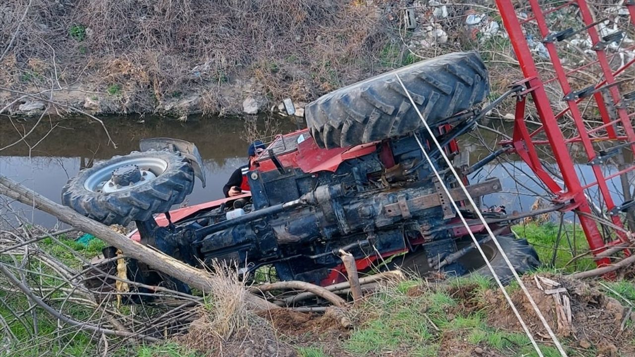 Balıkesir'de Traktör Devrildi, Sürücü Hayatını Kaybetti