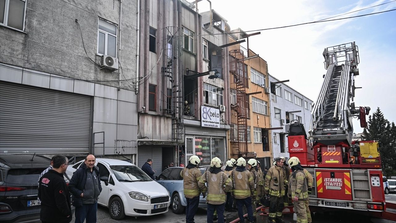 Bayrampaşa'da Çorap İmalathanesinde Yangın
