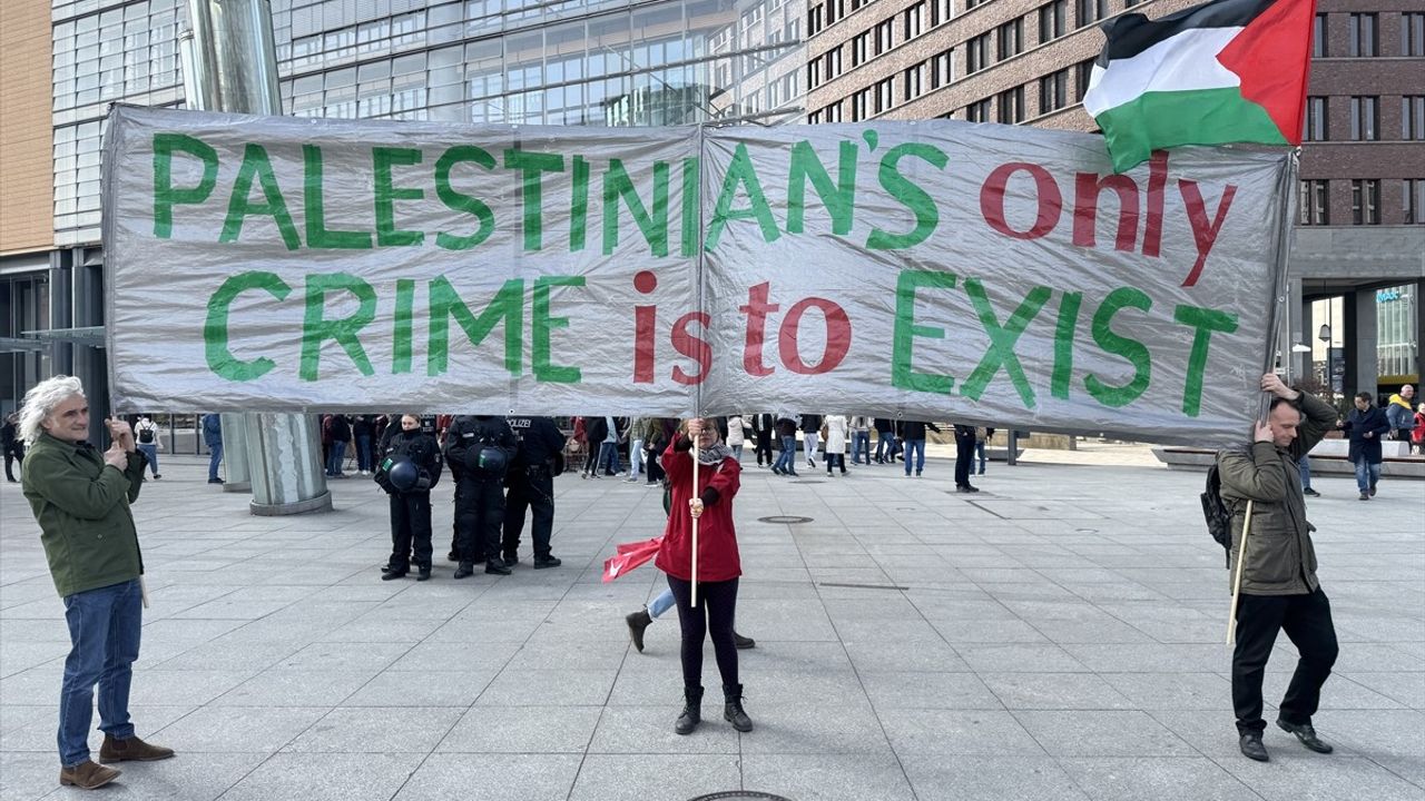 Berlin'de Filistin'e Destek Gösterisi
