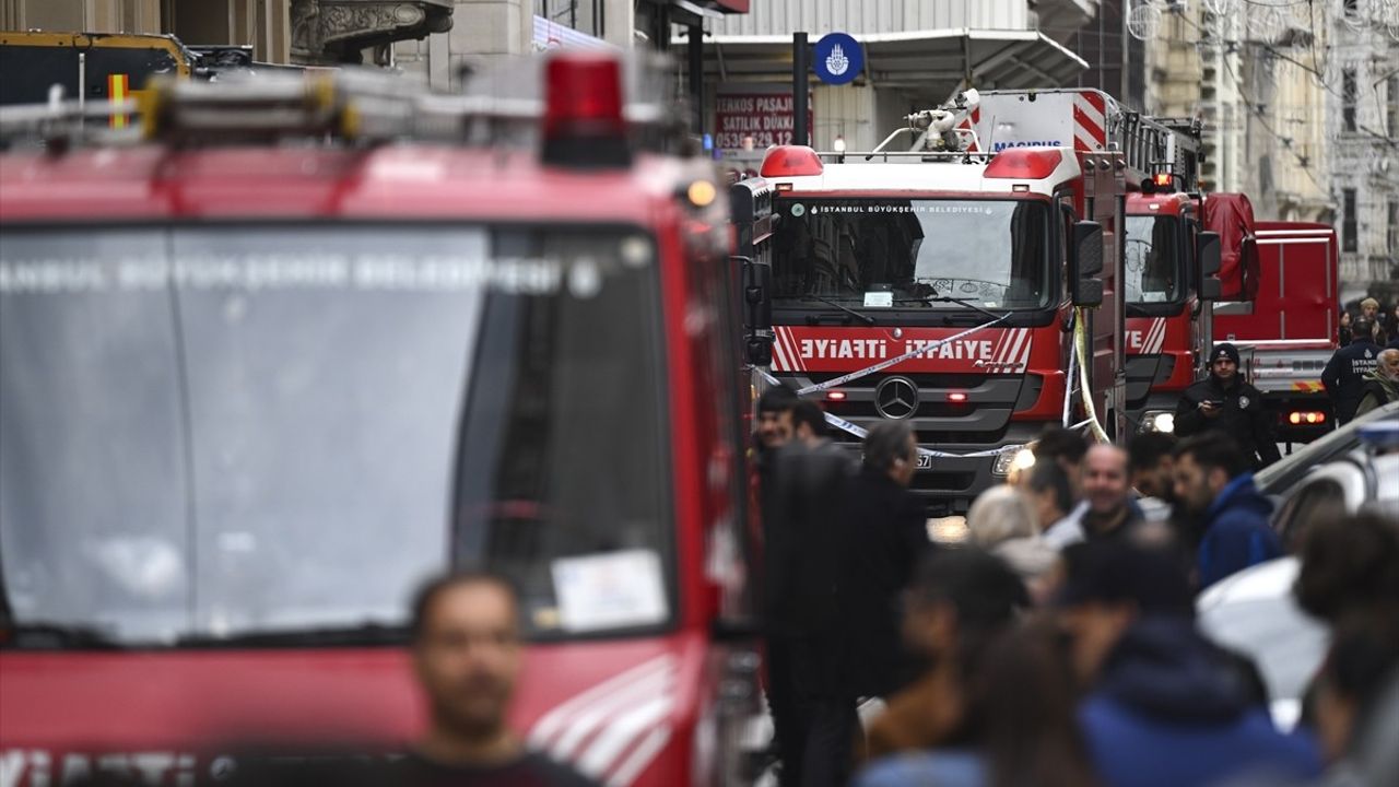 Beyoğlu'ndaki Tarihi Pasajda Yangın Kontrol Altına Alındı