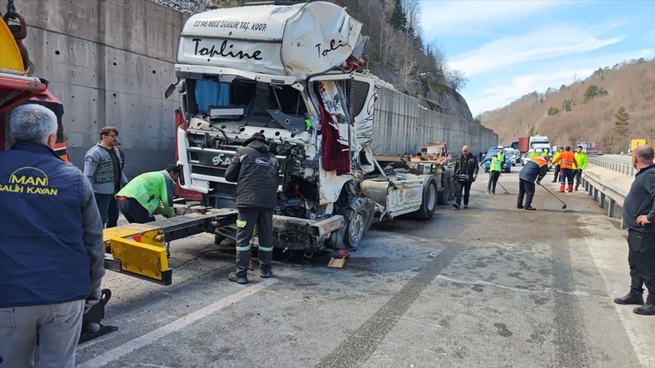 Bilecik'te Tır Kazası Ulaşımı Olumsuz Etkiledi