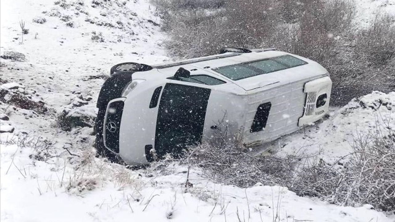 Bingöl'de Minibüs Kazasında 9 Yaralı