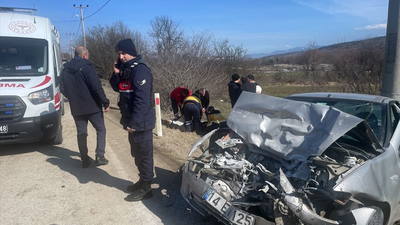 Bolu'da Otomobil ve Kamyonet Çarpıştı: Baba ve Oğlu Yaralandı