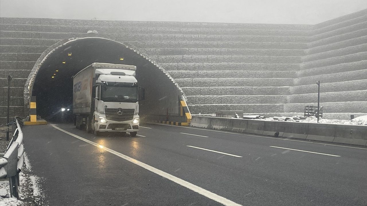 Bolu Dağı'nda Kar Yağışı Devam Ediyor