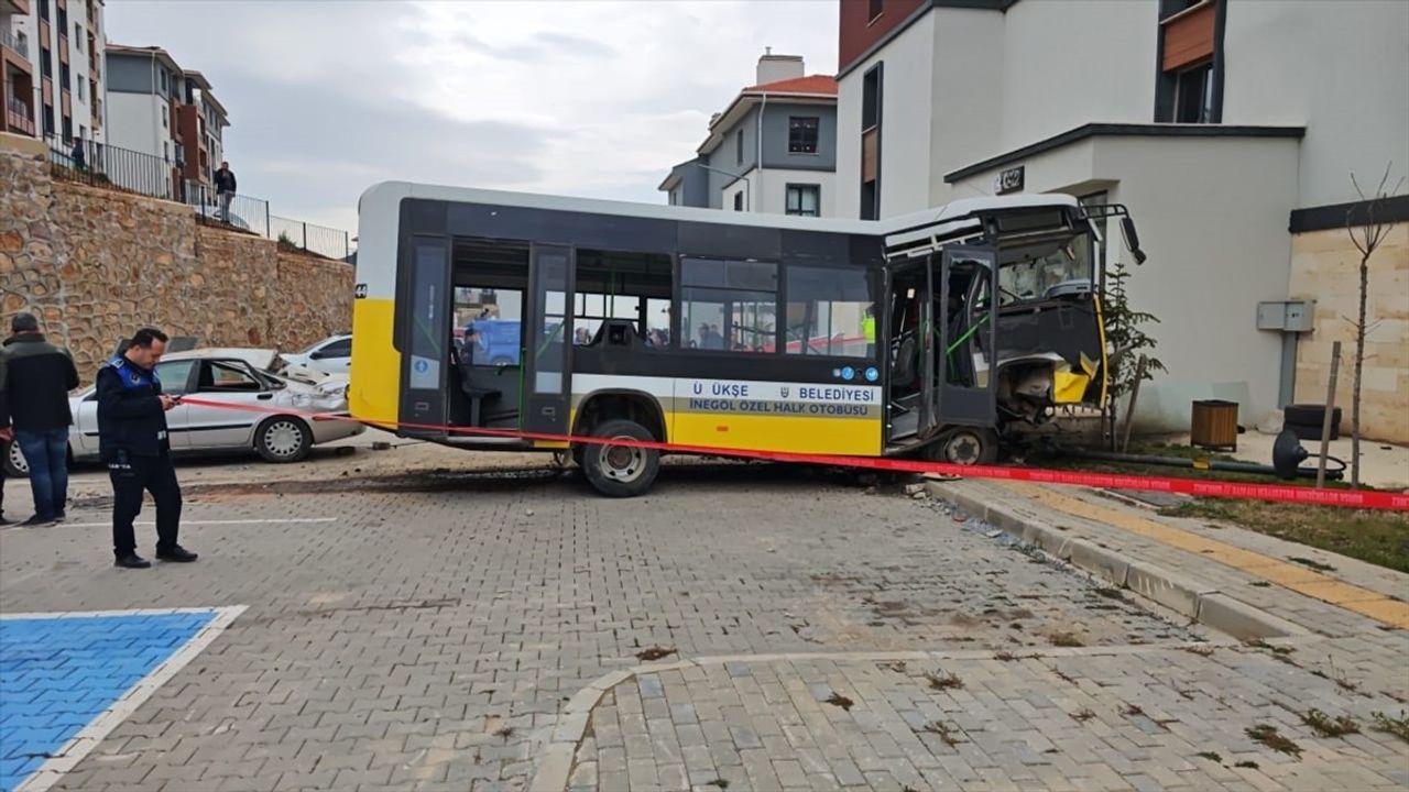 Bursa'da Halk Otobüsü İstitinat Duvarından Düştü