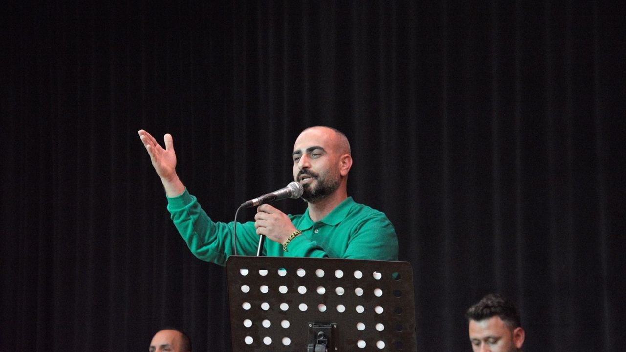 Bursa'da Temizlik İşçileri Orkestrası İlk Konserini Verdi