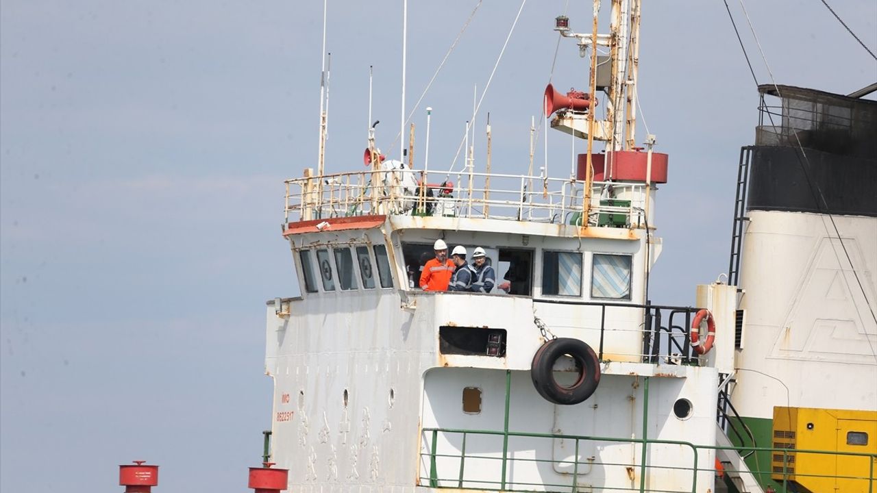 Çanakkale Boğazı'nda Tanker Karaya Oturdu