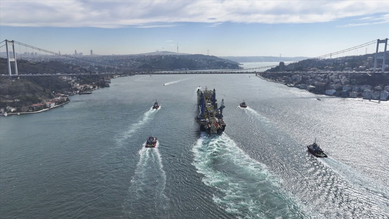 Castorone Gemisi İstanbul Boğazı'ndan Geçiş Yaptı