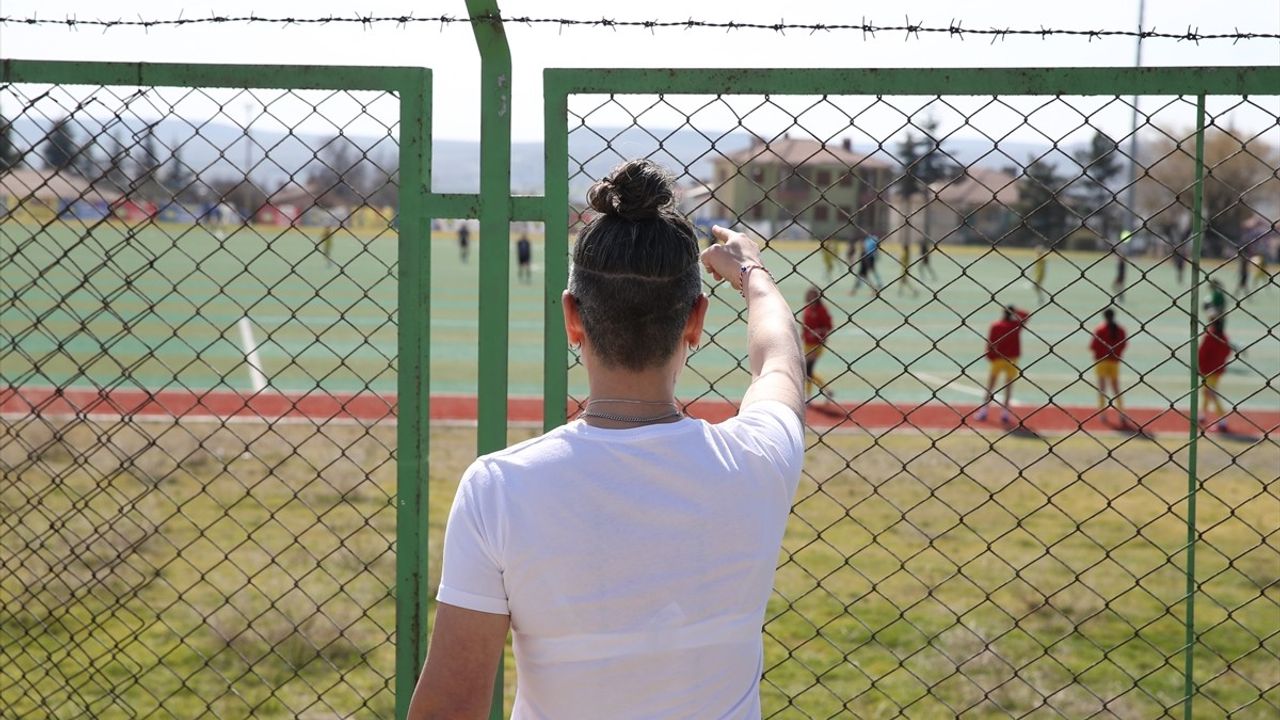 Cezalı Antrenör Pınar Konca Takımını Otobüsten Yönetti