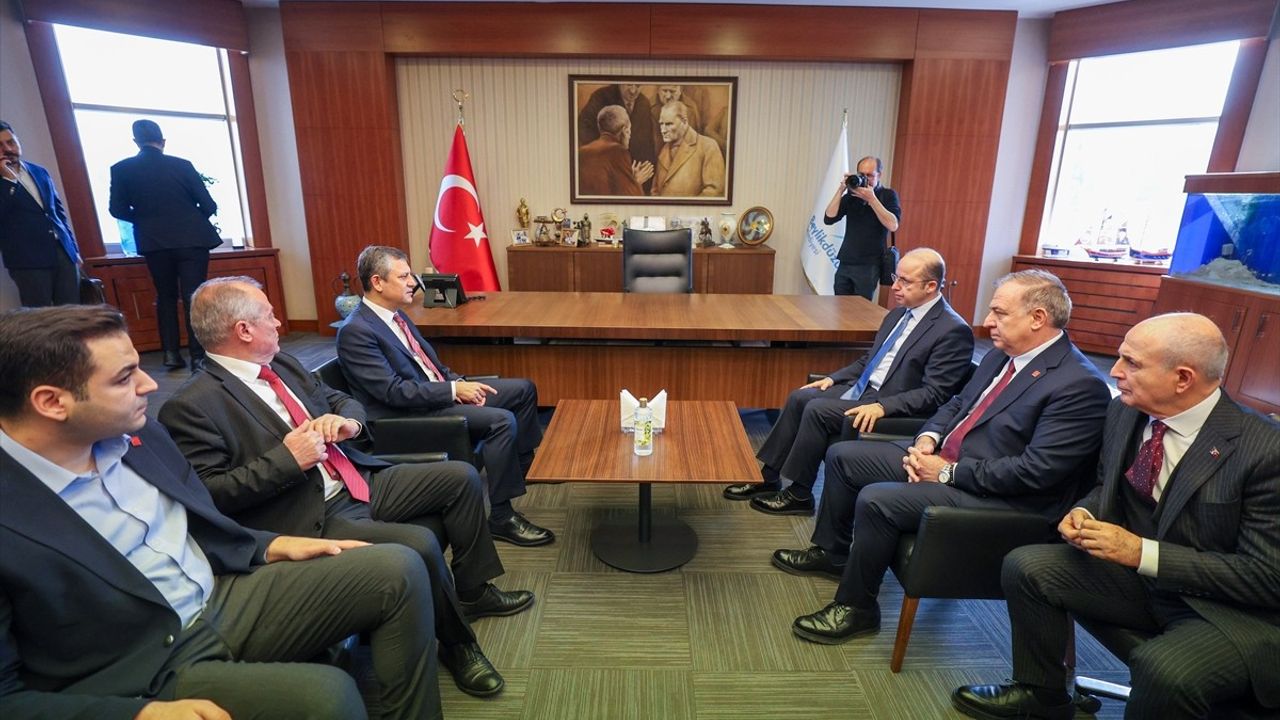 CHP Genel Başkanı Özgür Özel, Beylikdüzü Belediyesini Ziyaret Etti