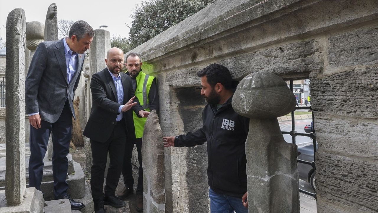 CHP Genel Başkanı Özgür Özel, Şehzadebaşı Camisi'nde Tahribatı İnceledi