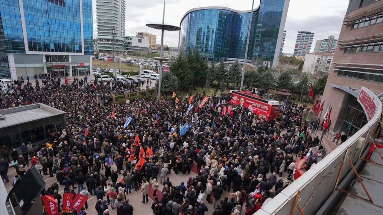 CHP Genel Merkezi'nde İmamoğlu'na Tepki Eylemi