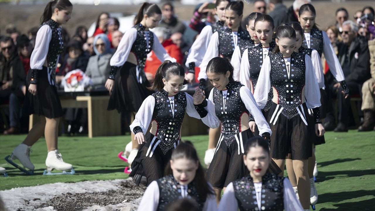 Çıldır Gölü'nde Özel Senkronize Buz Pateni Gösterisi