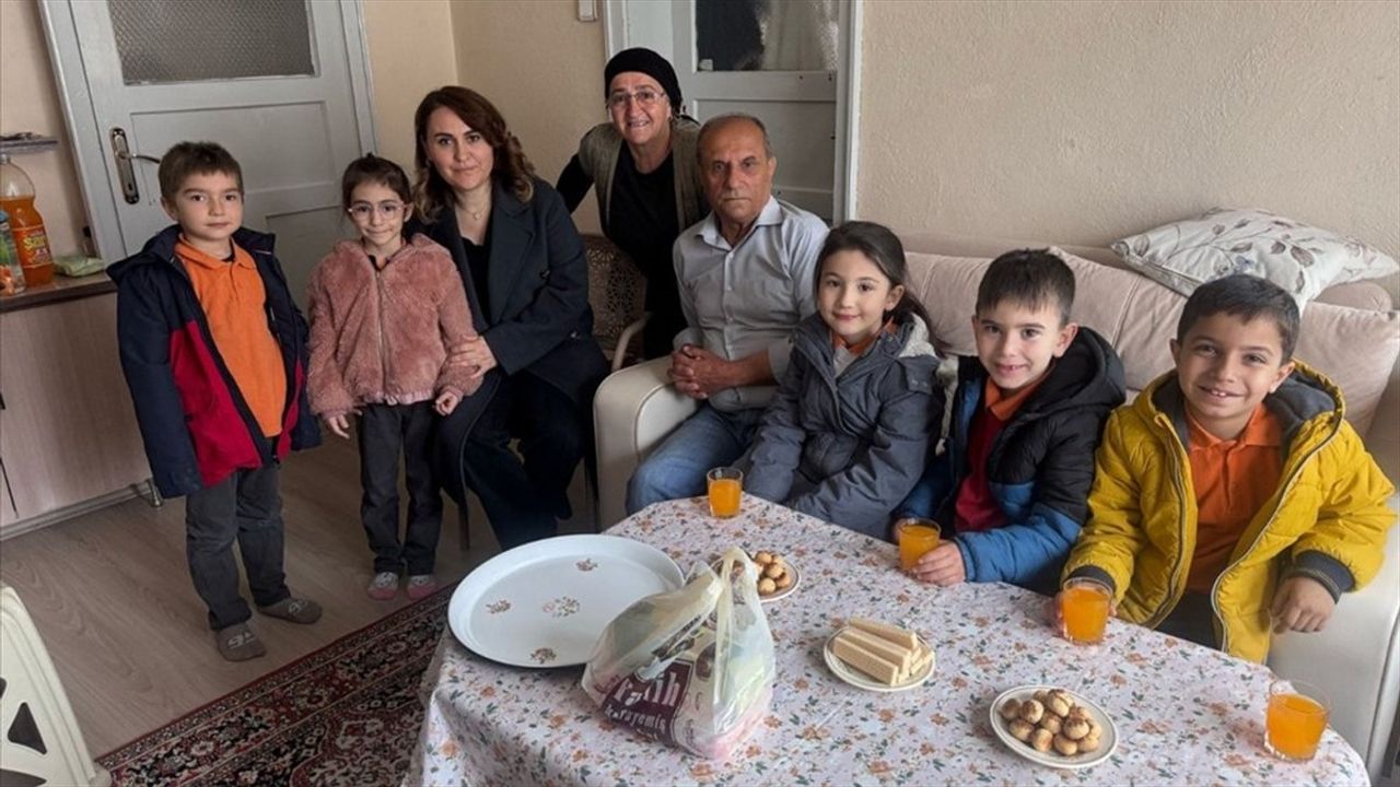 Çorum'da Öğrenciler Yaşlıları Ziyaret Ediyor