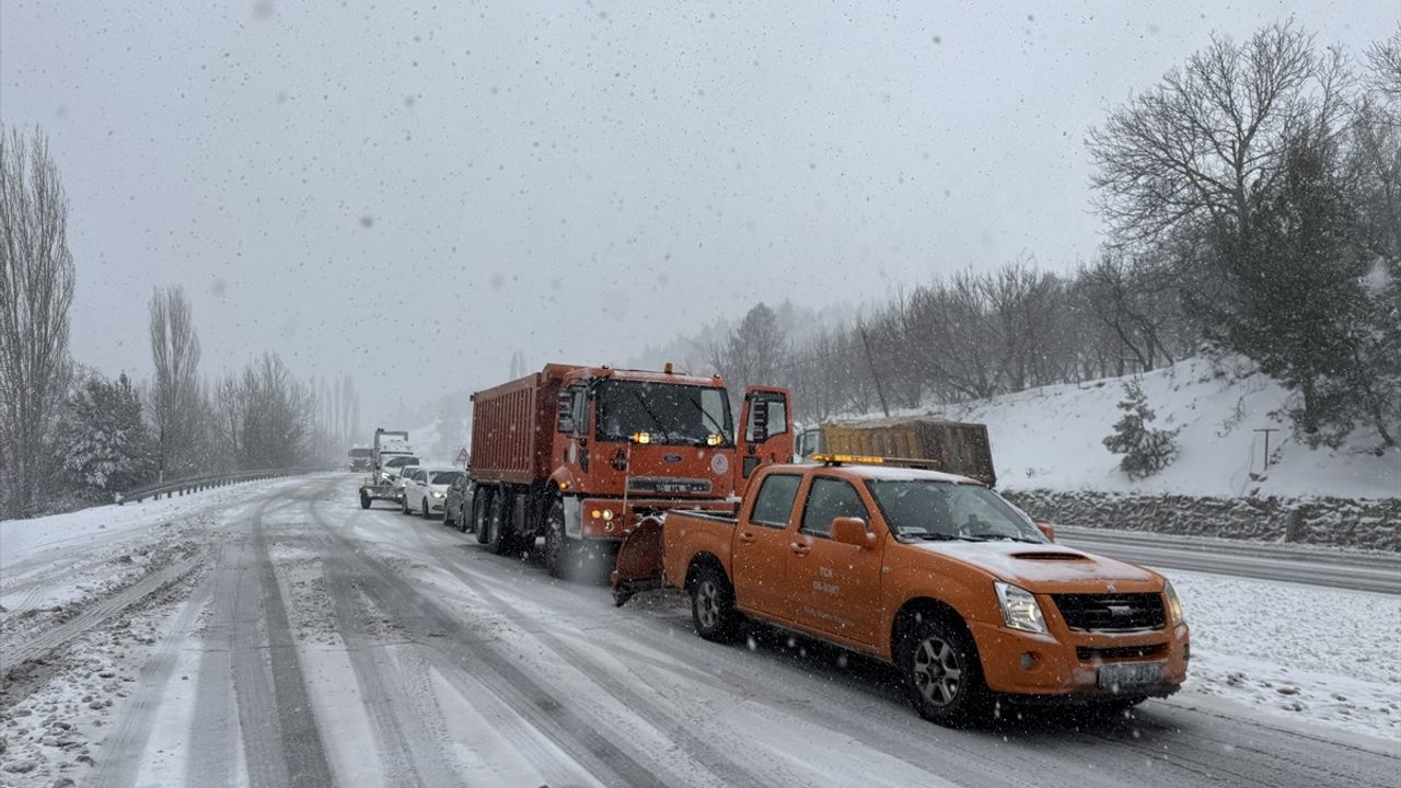 Denizli-Antalya Kara Yolu Kar Engeline Rağmen Yeniden Ulaşıma Açıldı