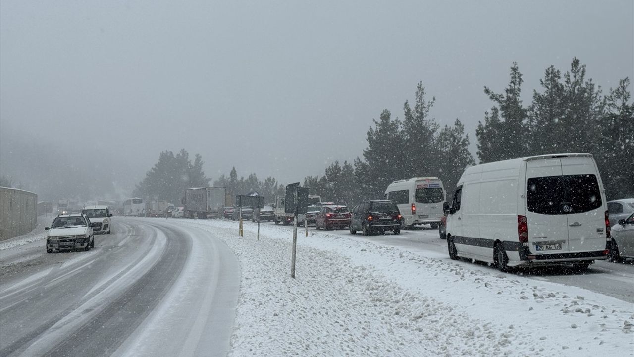 Denizli-Antalya Karayolunda Ulaşım Kar Nedeniyle Kapandı