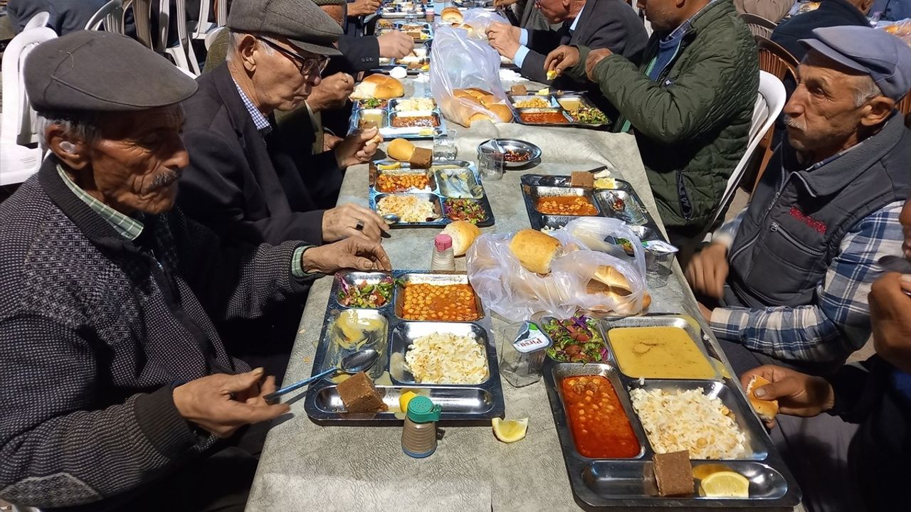 Denizli'de Gölbaşı Mahallesi İftar Geleneği Devam Ediyor