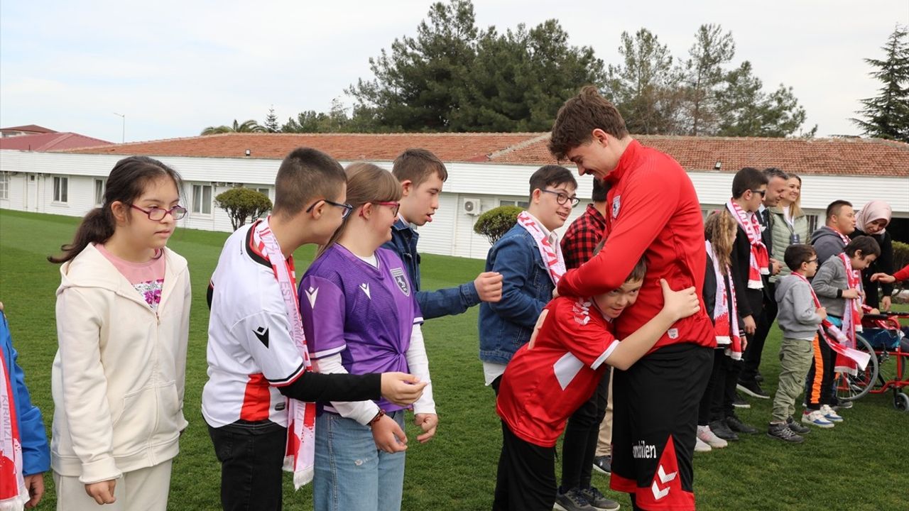 Down Sendromlu Çocuklar Samsunsporlu Futbolcularla Buluştu