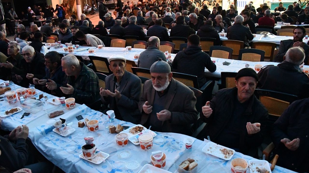 Düzce'de Geleneksel İftar Programı 1500 Kişiyle Gerçekleşti